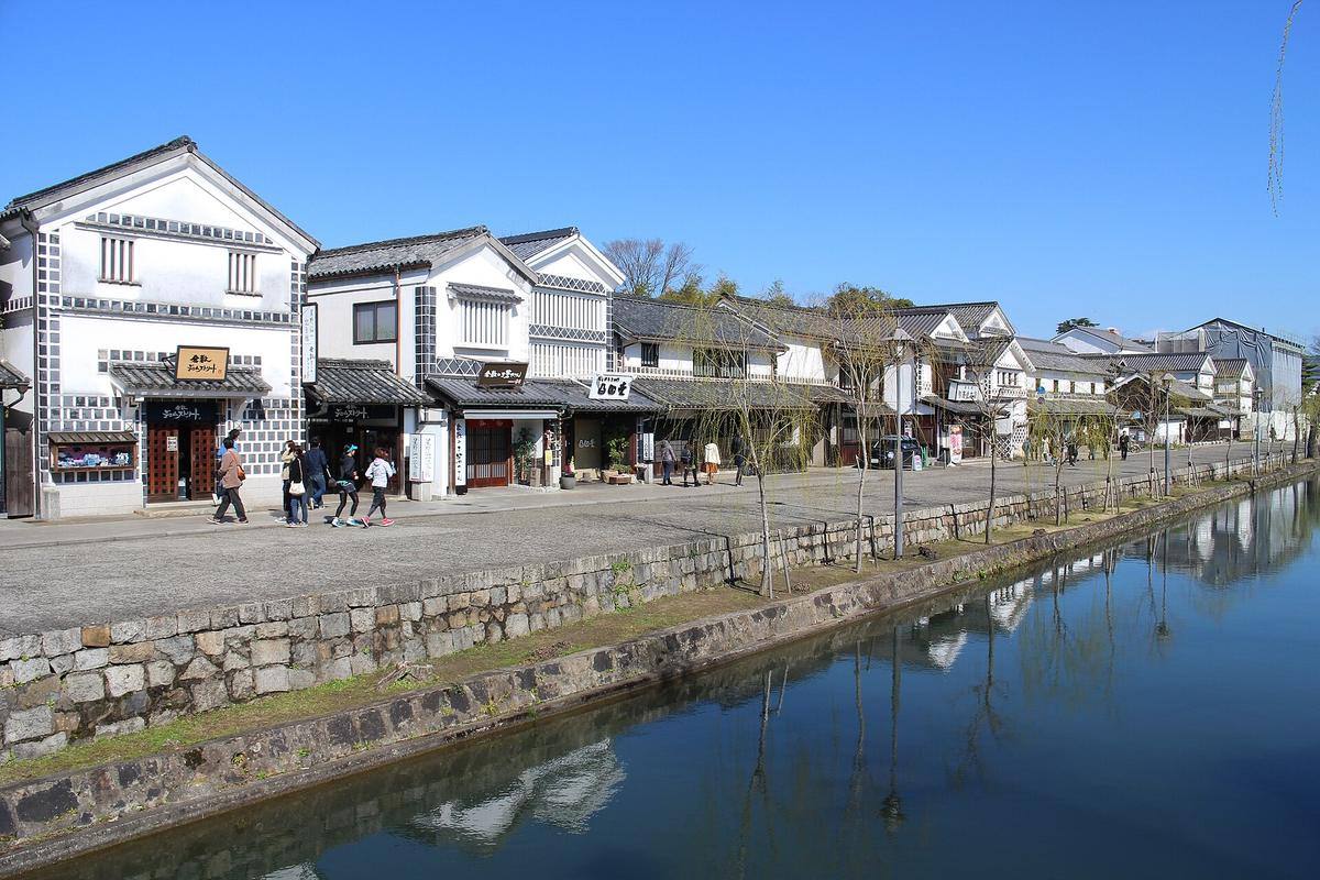 White storehouses along the willow-lined Kurashiki canal